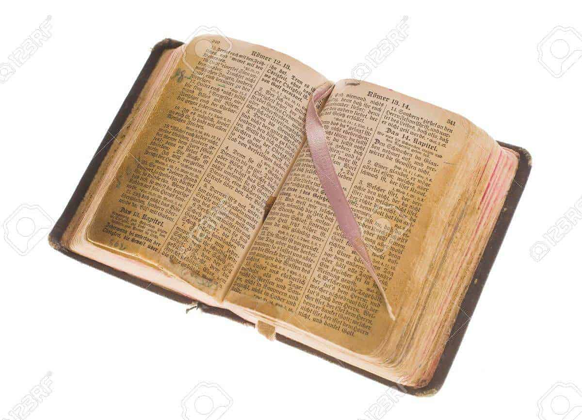 biblia abierta con marcador