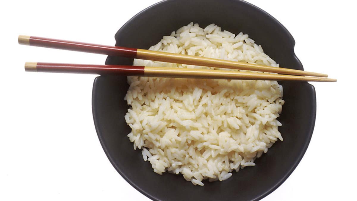 palillos chinos y arroz