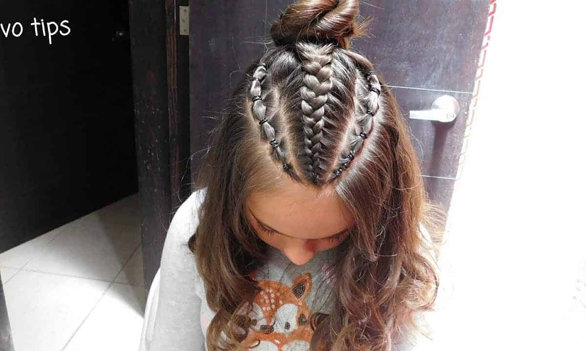 Un Look Fresco Y Juvenil Peinado De Dos Cebollas Y Cabello Suelto