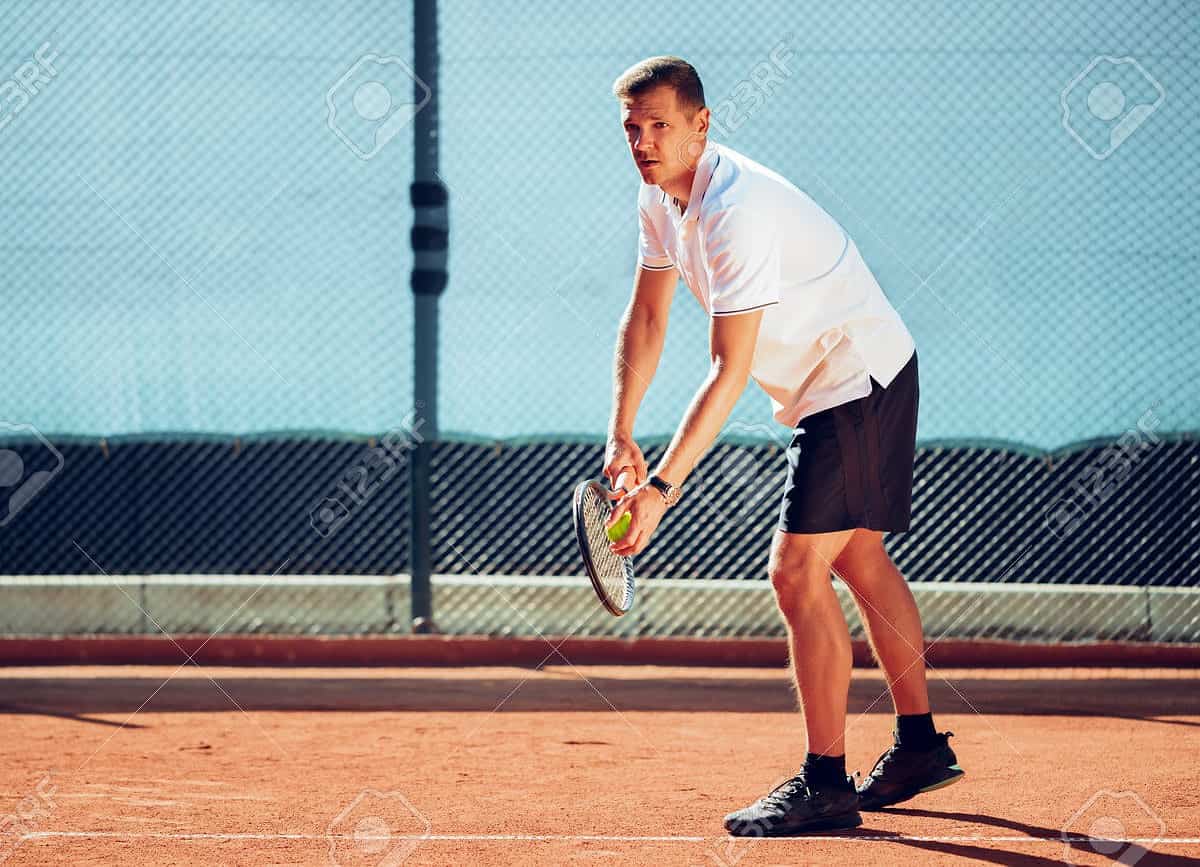 tenista realizando un saque