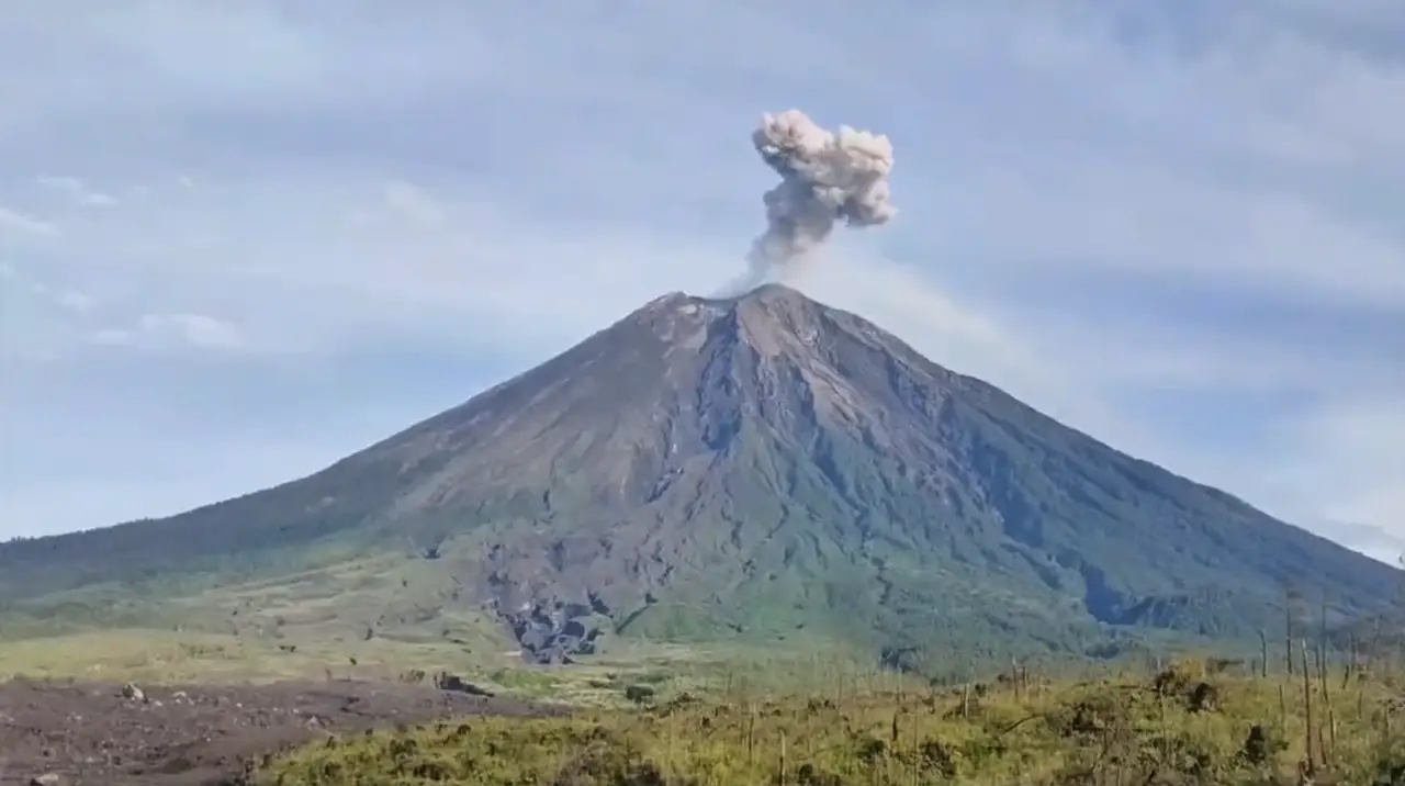 Erupción del volcán Semeru en Indonesia