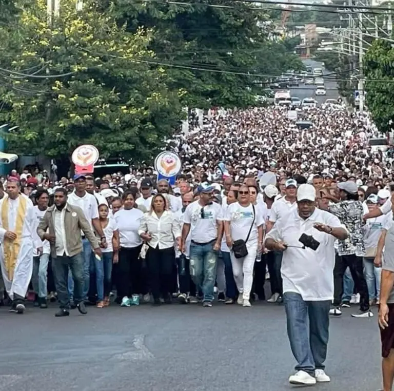 Santiago: Multitudinaria caminata refuerza valores familiares