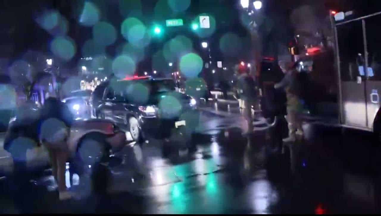 Un carro choca contra un vehículo de la caravana de Biden