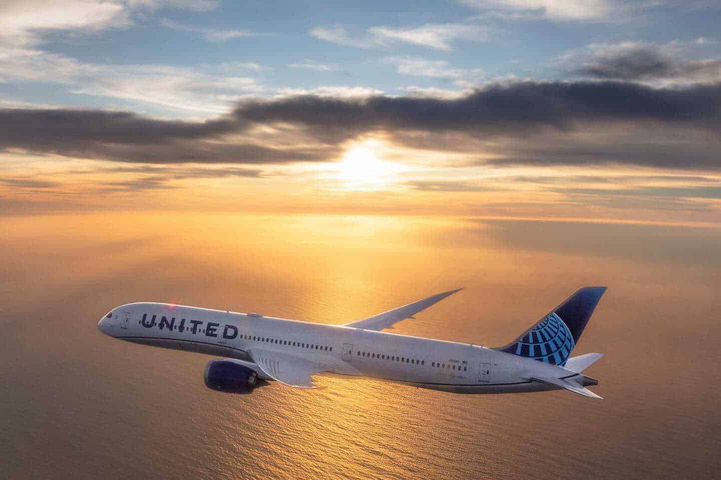 United Airlines detecta pernos flojos en Boeing 737 Max