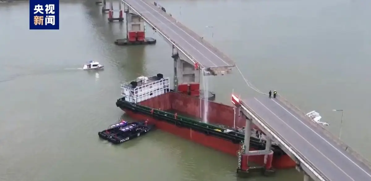 Cinco muertos tras choque de buque contra un puente en sur de China