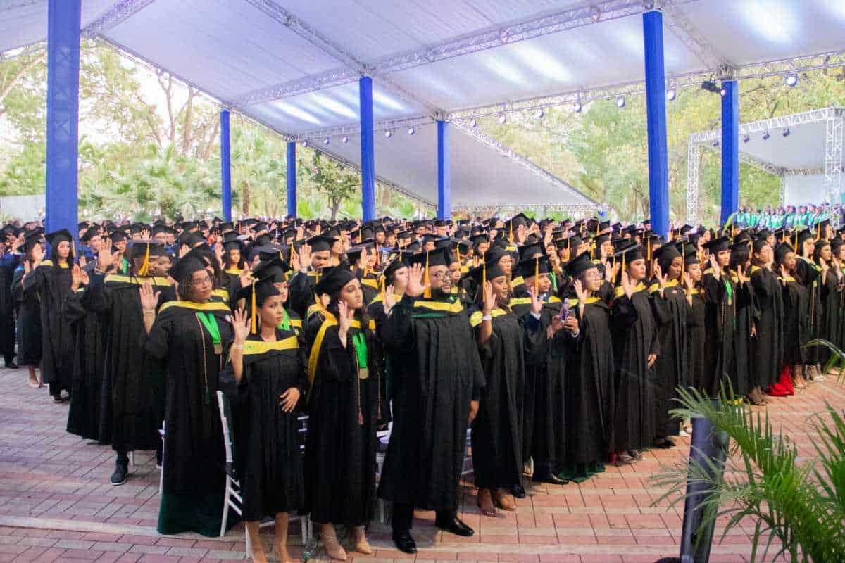 La Universidad Central del Este (UCE) entregó a la sociedad dominicana 399 nuevos profesionales en distintas áreas del saber,