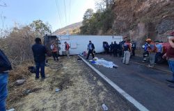 14 personas mueren tras volcar autobús en estado central de México