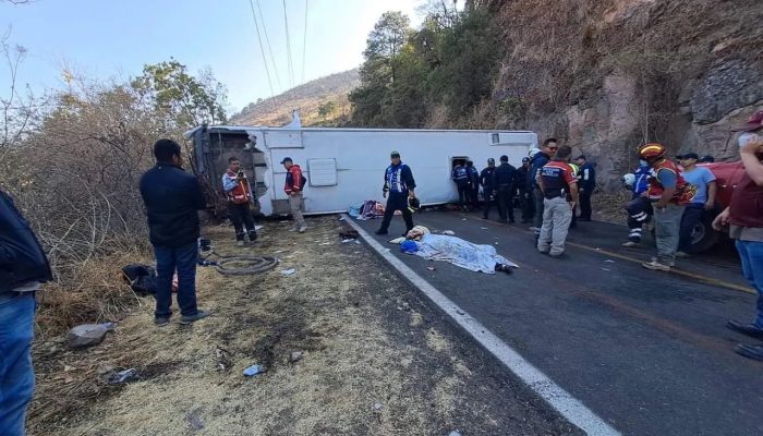 14 personas mueren tras volcar autobús en estado central de México