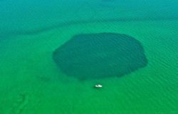 Hallan en bahía de México el agujero azul más profundo del mundo