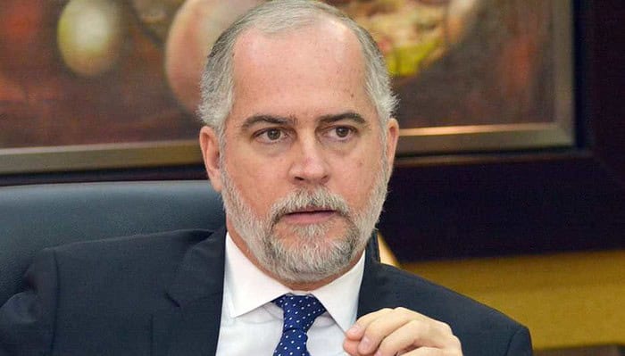 Superintendente de Bancos, Alejandro Fernández W. supera melanoma gracias a la detección temprana