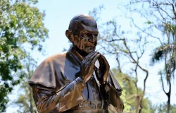 busto en honor a monseñor Juan Antonio Flores Santana