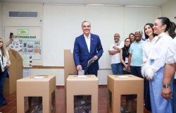 Luis Abinader camina hacia la reelección con amplio margen de votos