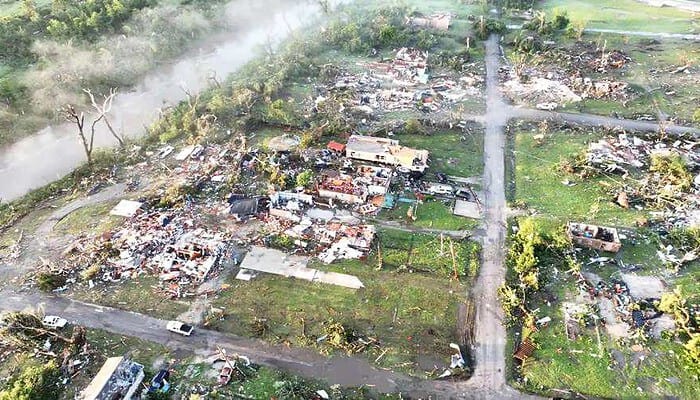 Un área destruida con escombros y árboles en Michigan
