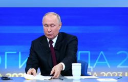 Putin firma decreto para permitir confiscación de propiedades de EEUU