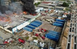 Incendio en el KM 11 de la autopista Duarte: Intensa labor de los bomberos y coordinación del 911