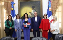 Luis Abinader recibe a Thais Herrera, primera dominicana en escalar el Monte Everest