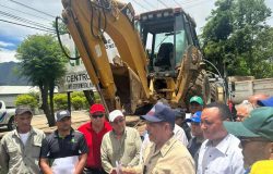 Ministro Limber Cruz visita zonas afectadas de Constanza