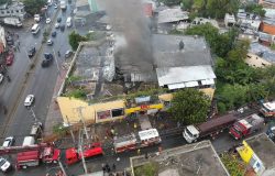 Sistema 911 coordina asistencia en incendio de tienda en Bajos de Haina