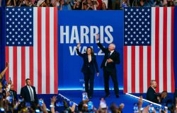 Kamala Harris presenta a Tim Walz