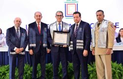 UNICARIBE otorga reconocimiento al teniente general ® Carlos Luciano Díaz Morfa por su destacada trayectoria