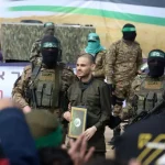 Vista general de la entrega de rehenes en la Franja de Gaza, en Medio Oriente, con la participación de Hamas, reflejando la situación de tensión y liberación de cautivos."