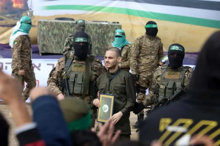 Vista general de la entrega de rehenes en la Franja de Gaza, en Medio Oriente, con la participación de Hamas, reflejando la situación de tensión y liberación de cautivos."