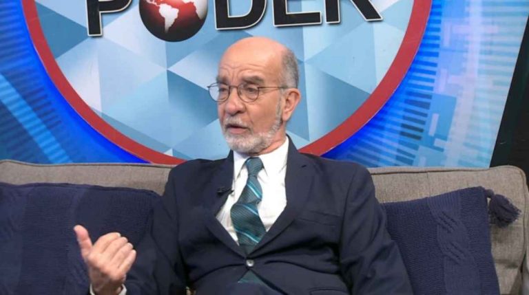 Daniel Pou, analista político, hablando en Esferas de Poder sobre la decisión del Tribunal Constitucional de permitir candidaturas independientes en la República Dominicana.