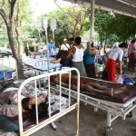 Rescatistas chinos recuperan a un sobreviviente del terremoto en Mandalay, Myanmar