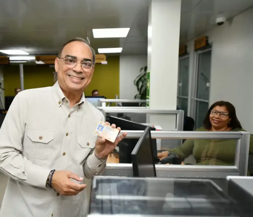 Gilberto Santa Rosa ya es dominicano: recibe su cédula en la JCE