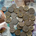 Banco de Inglaterra mantiene tasa de interés de referencia en 4,5 por ciento