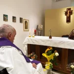 Primera foto del papa Francisco tras superar una neumonía bilateral