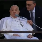 Papa Francisco reaparece tras alta médica y regresa al Vaticano