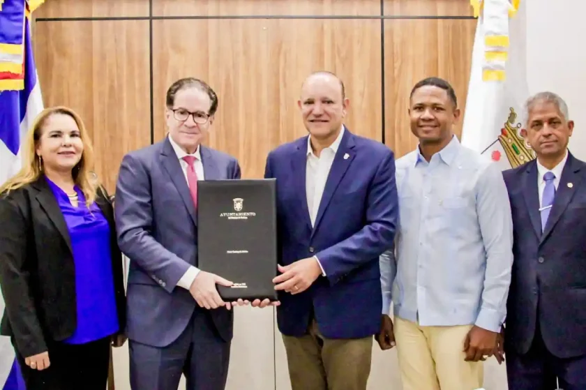 Pepín Corripio es declarado "Visitante Distinguido" en Santiago