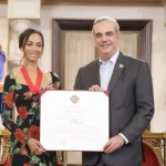 Abinader condecora a Zoe Saldaña: “Ejemplo de que los dominicanos sí podemos”