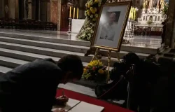 China expresa pésame por deceso de papa Francisco