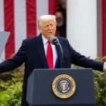 Trump suaviza su discurso sobre China y contempla reducir aranceles del 145%