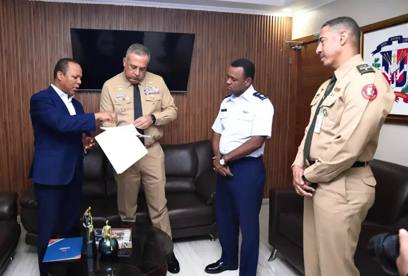 Intrant entrega a Migración lista de motoconchos con extranjeros ilegales