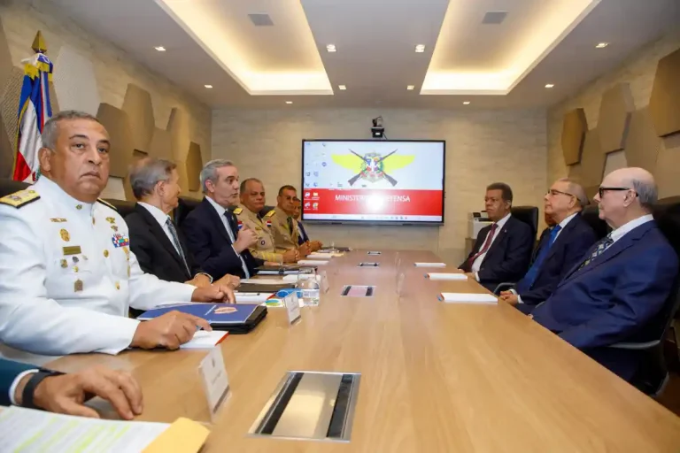 Abinader y expresidentes se reúnen por crisis en Haití