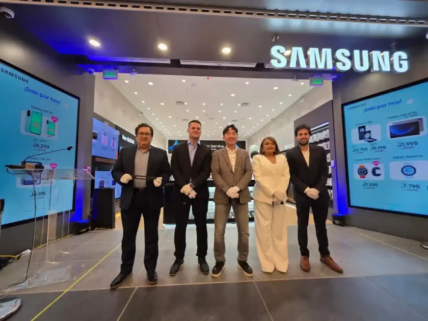 Samsung inaugura su primera tienda multiexperiencia en Santiago Samsung inaugura su primera tienda multiexperiencia en Santiago