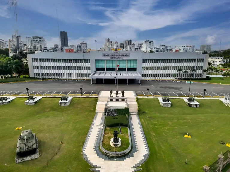 Ministerio de Defensa prohíbe militares armados en bares
