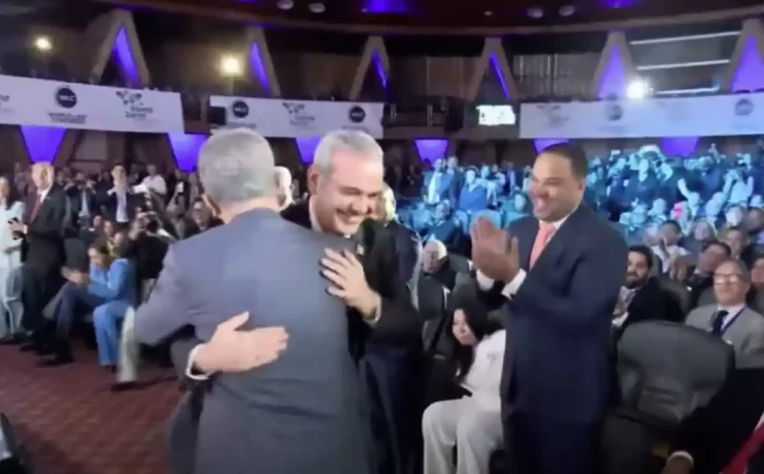 Abinader y Leonel: Abrazo histórico en congreso