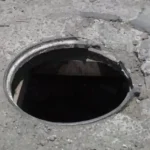 Niña tragada por alcantarilla en San Cristóbal es rescatada viva