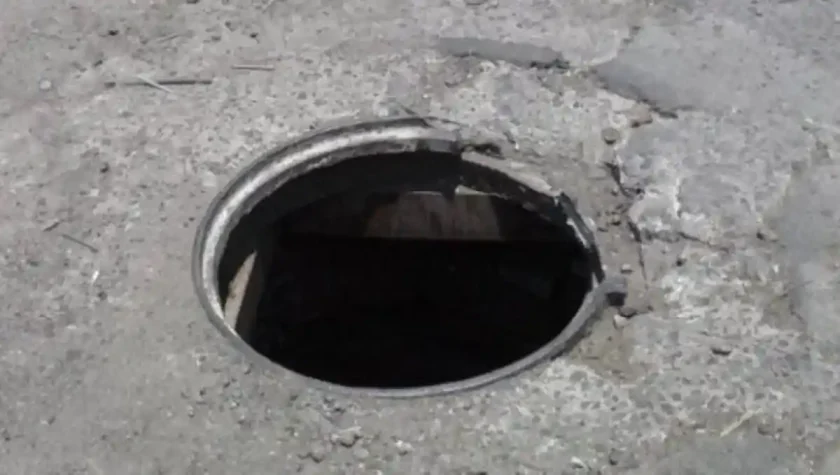 Niña tragada por alcantarilla en San Cristóbal es rescatada viva Niña tragada por alcantarilla en San Cristóbal es rescatada viva