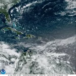 Aguaceros y tronadas por vaguada y onda tropical en RD