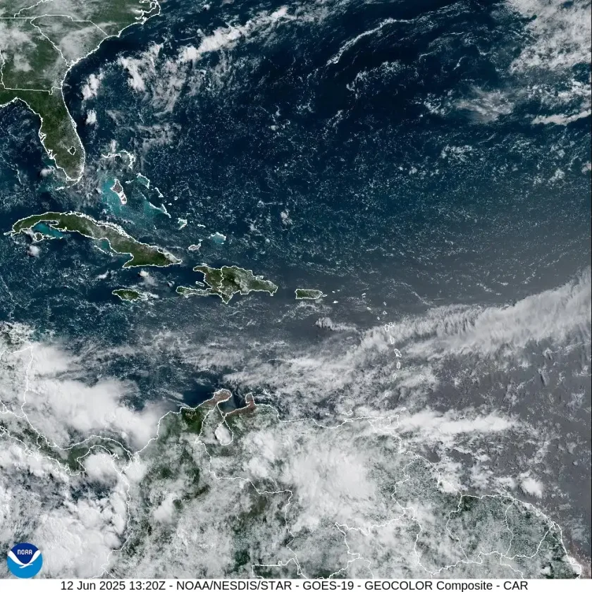 Aguaceros y tronadas por vaguada y onda tropical en RD Aguaceros y tronadas por vaguada y onda tropical en RD