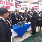 CARD protesta con velas y bizcocho por los 25 años sin nuevo Código Penal en RD