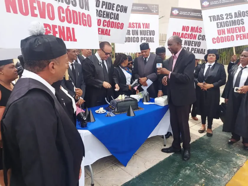 CARD protesta con velas y bizcocho por los 25 años sin nuevo Código Penal en RD