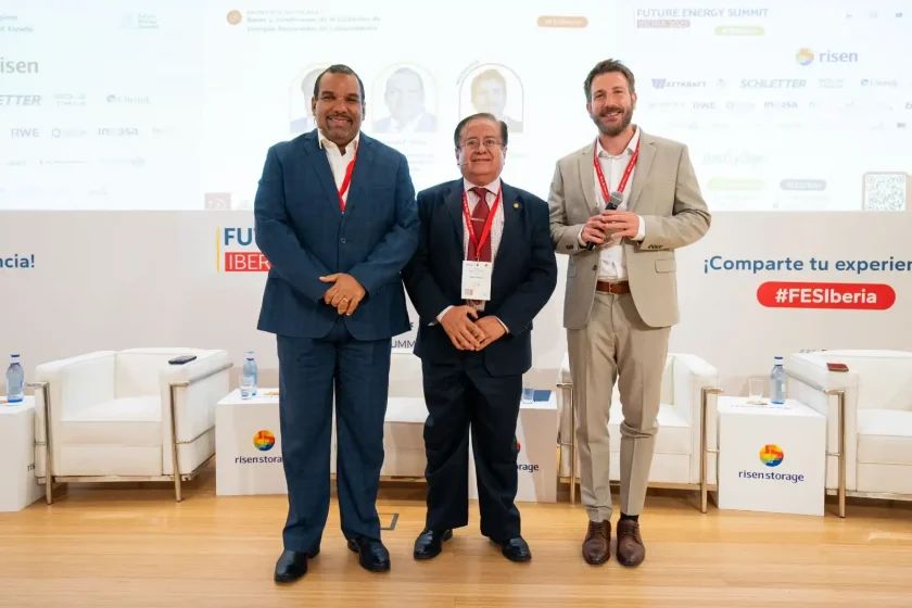 República Dominicana duplicará su oferta energética con foco en renovables, gas natural y almacenamiento Edward Veras, director ejecutivo de la CNE, explicando la estrategia energética de República Dominicana en el Future Energy Summit Iberia 2025.