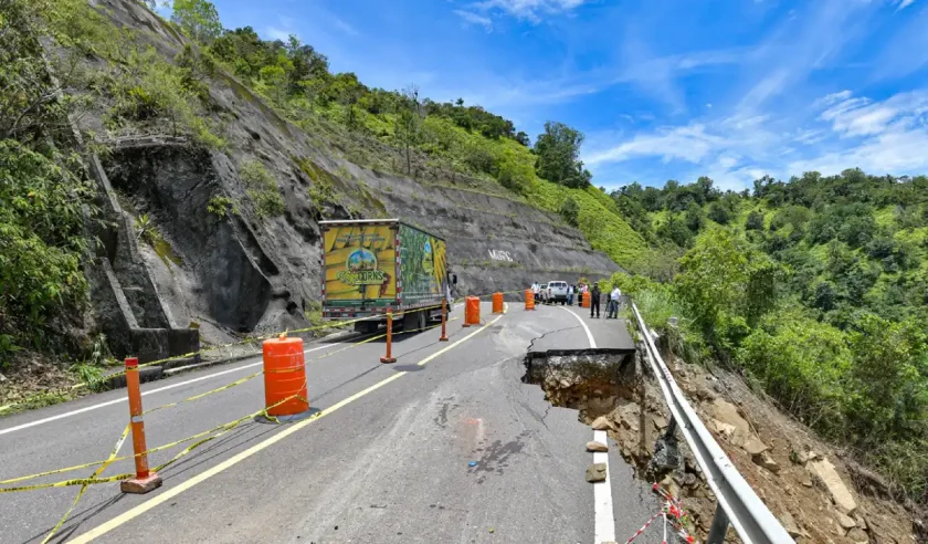 Intervención urgente en la carretera Casabito Constanza por deslizamientos