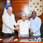 Concejo de Regidores de Santiago declara a Pepe Hidalgo Hijo Adoptivo por su aporte al turismo y la aviación (1)